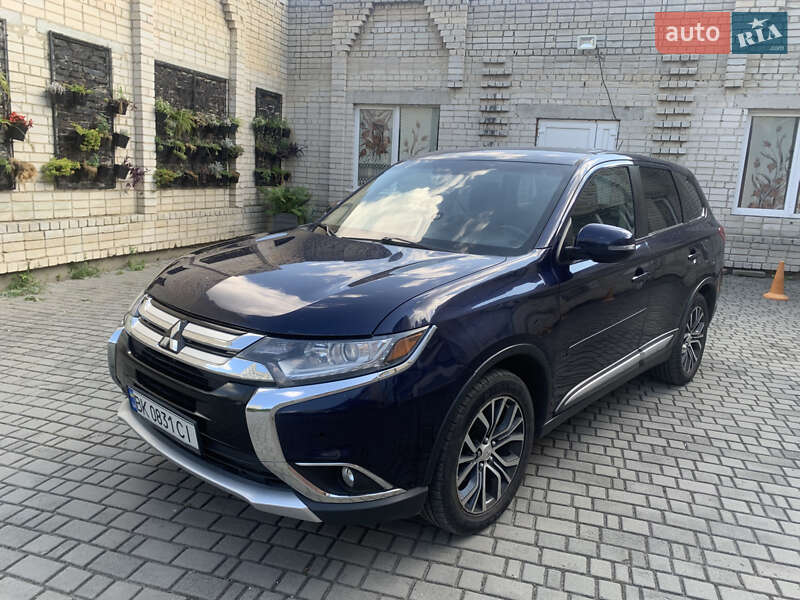 Внедорожник / Кроссовер Mitsubishi Outlander 2016 в 