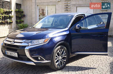 Внедорожник / Кроссовер Mitsubishi Outlander 2016 в 