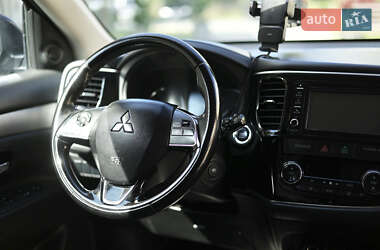 Внедорожник / Кроссовер Mitsubishi Outlander 2016 в 