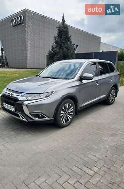 Внедорожник / Кроссовер Mitsubishi Outlander 2019 в Львове