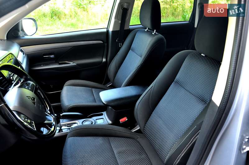 Позашляховик / Кросовер Mitsubishi Outlander 2016 в Львові