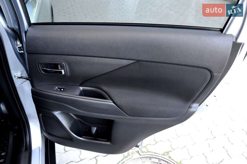 Позашляховик / Кросовер Mitsubishi Outlander 2016 в Львові