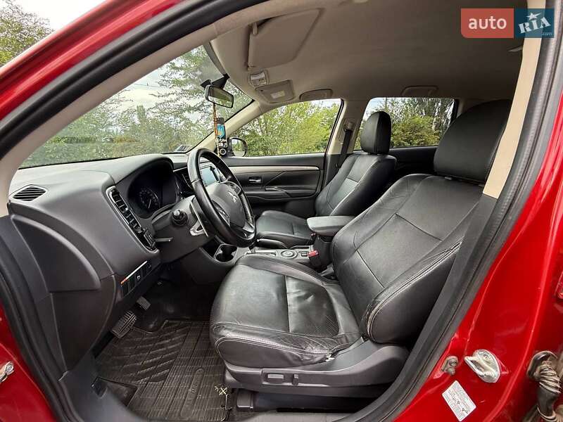 Внедорожник / Кроссовер Mitsubishi Outlander 2014 в Кривом Роге