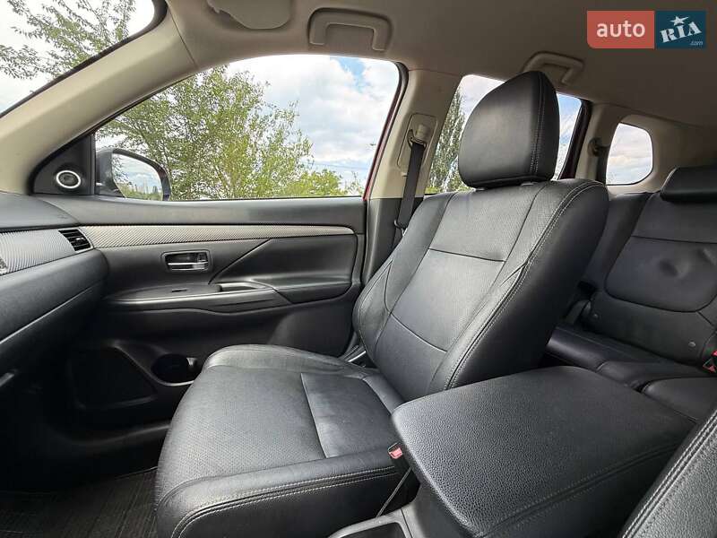 Внедорожник / Кроссовер Mitsubishi Outlander 2014 в Кривом Роге