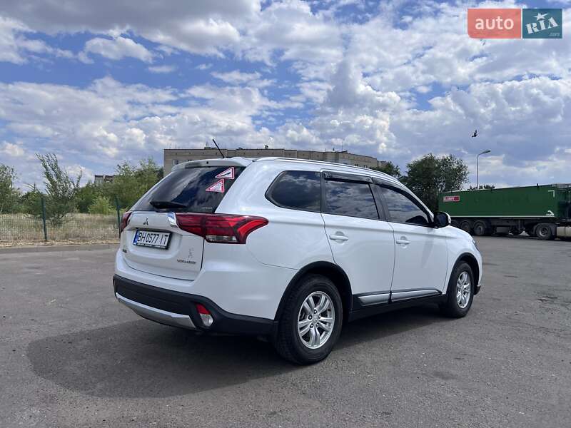 Внедорожник / Кроссовер Mitsubishi Outlander 2016 в Вознесенске