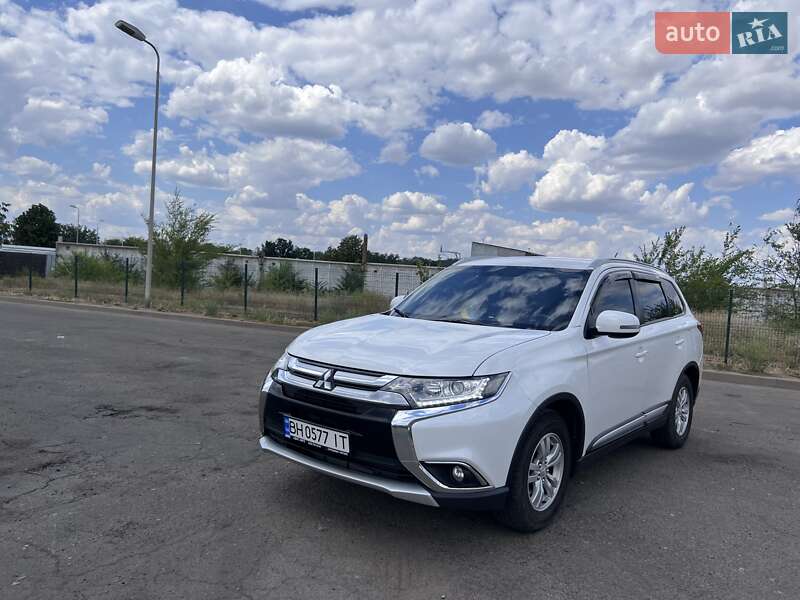 Внедорожник / Кроссовер Mitsubishi Outlander 2016 в Вознесенске