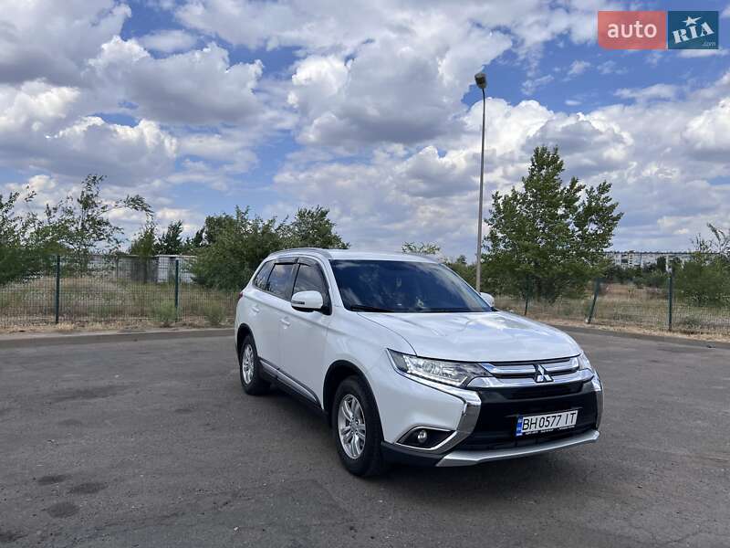 Внедорожник / Кроссовер Mitsubishi Outlander 2016 в Вознесенске