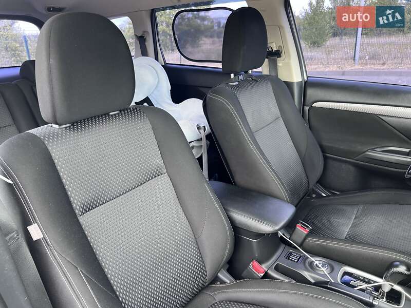 Внедорожник / Кроссовер Mitsubishi Outlander 2016 в Вознесенске