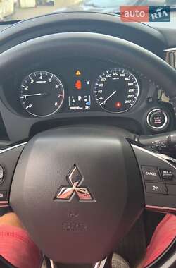 Внедорожник / Кроссовер Mitsubishi Outlander 2021 в 