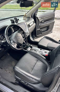 Внедорожник / Кроссовер Mitsubishi Outlander 2016 в 