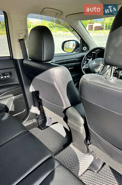 Внедорожник / Кроссовер Mitsubishi Outlander 2016 в 