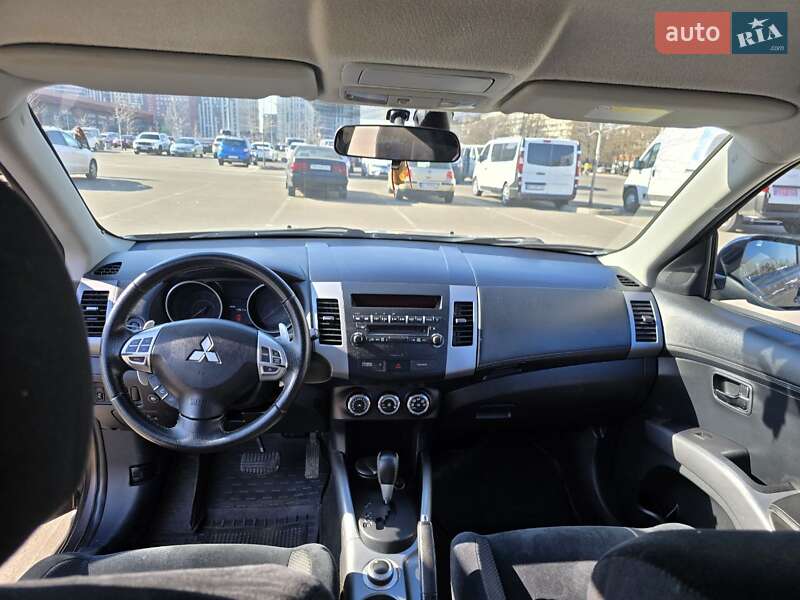 Позашляховик / Кросовер Mitsubishi Outlander 2012 в Києві