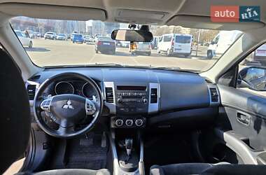 Внедорожник / Кроссовер Mitsubishi Outlander 2012 в 