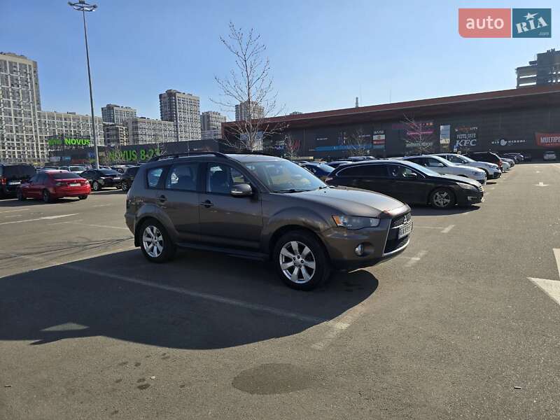 Внедорожник / Кроссовер Mitsubishi Outlander 2012 в 