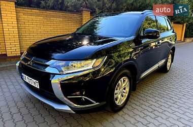Внедорожник / Кроссовер Mitsubishi Outlander 2016 в 