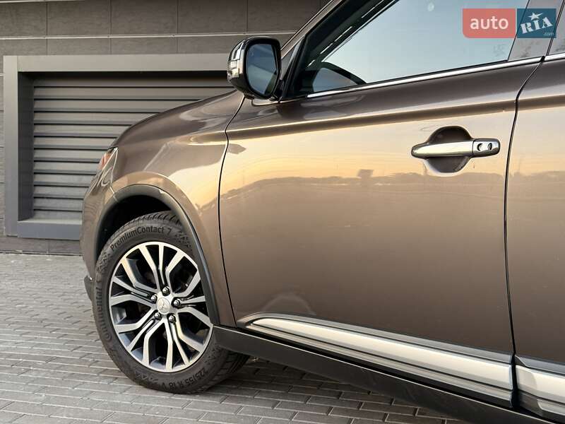 Внедорожник / Кроссовер Mitsubishi Outlander 2017 в Киеве