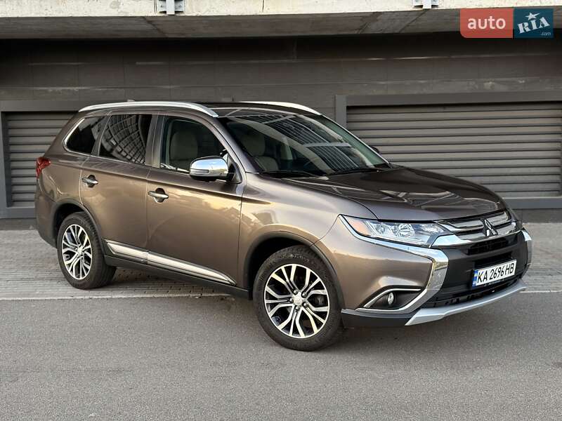 Внедорожник / Кроссовер Mitsubishi Outlander 2017 в Киеве
