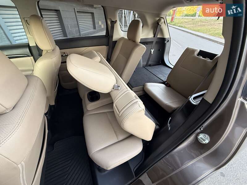 Внедорожник / Кроссовер Mitsubishi Outlander 2017 в Киеве