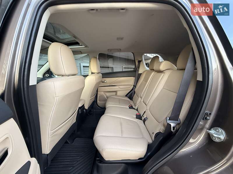 Внедорожник / Кроссовер Mitsubishi Outlander 2017 в Киеве