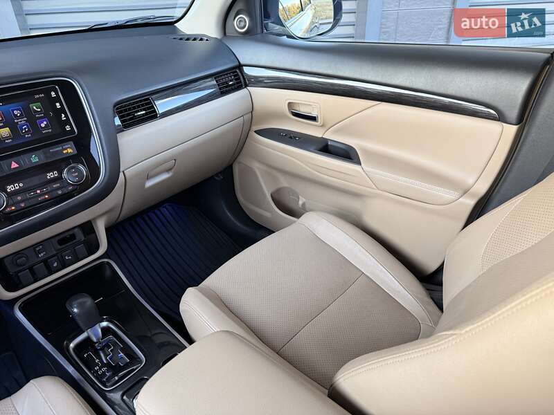 Внедорожник / Кроссовер Mitsubishi Outlander 2017 в Киеве