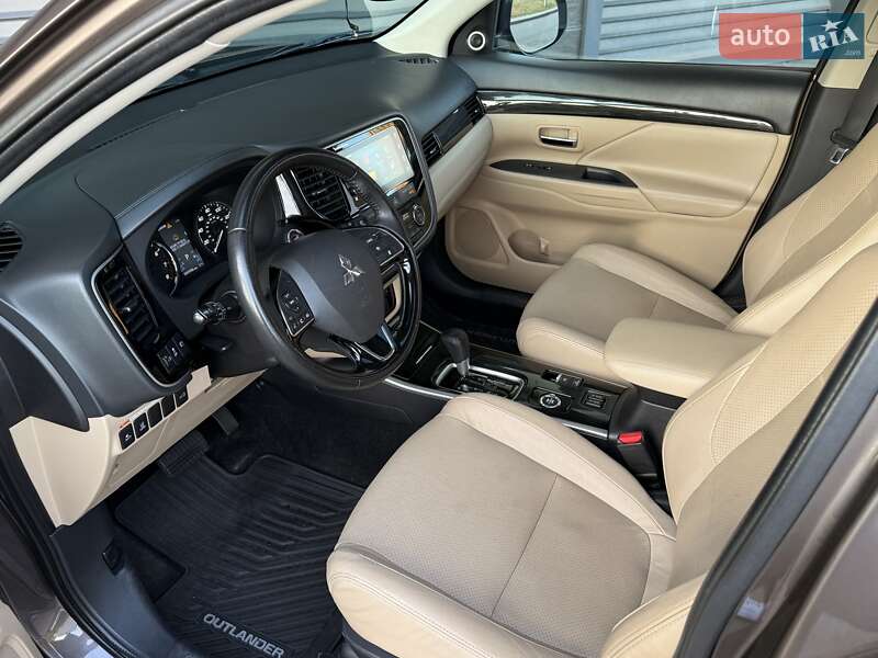 Внедорожник / Кроссовер Mitsubishi Outlander 2017 в Киеве