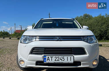 Внедорожник / Кроссовер Mitsubishi Outlander 2014 в 