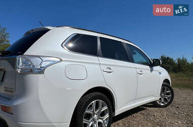 Внедорожник / Кроссовер Mitsubishi Outlander 2014 в 