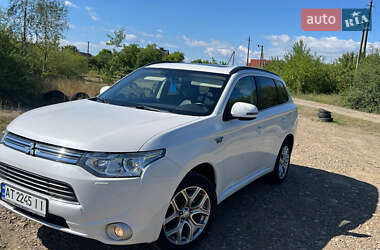 Внедорожник / Кроссовер Mitsubishi Outlander 2014 в 