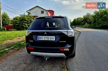 Внедорожник / Кроссовер Mitsubishi Outlander 2014 в 