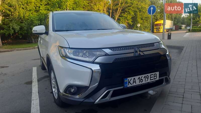 Внедорожник / Кроссовер Mitsubishi Outlander 2021 в Киеве