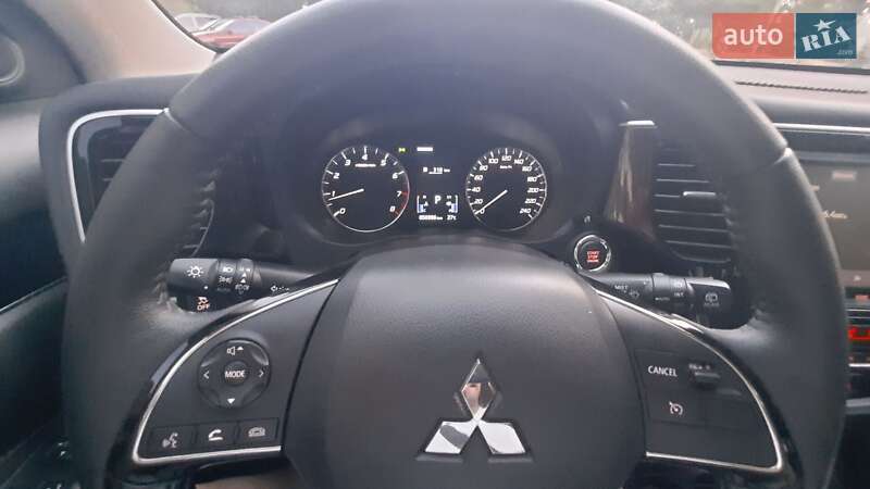 Внедорожник / Кроссовер Mitsubishi Outlander 2021 в Киеве