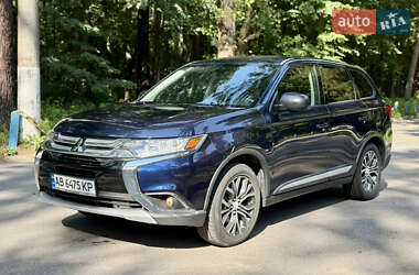 Внедорожник / Кроссовер Mitsubishi Outlander 2017 в 