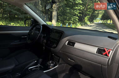 Внедорожник / Кроссовер Mitsubishi Outlander 2017 в 