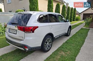 Внедорожник / Кроссовер Mitsubishi Outlander 2016 в 