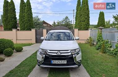 Внедорожник / Кроссовер Mitsubishi Outlander 2016 в 
