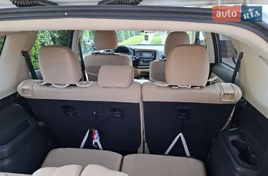 Внедорожник / Кроссовер Mitsubishi Outlander 2016 в 