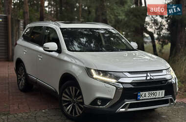 Внедорожник / Кроссовер Mitsubishi Outlander 2020 в Киеве