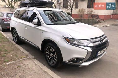 Внедорожник / Кроссовер Mitsubishi Outlander 2015 в 