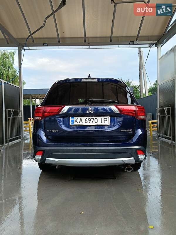 Внедорожник / Кроссовер Mitsubishi Outlander 2017 в Василькове