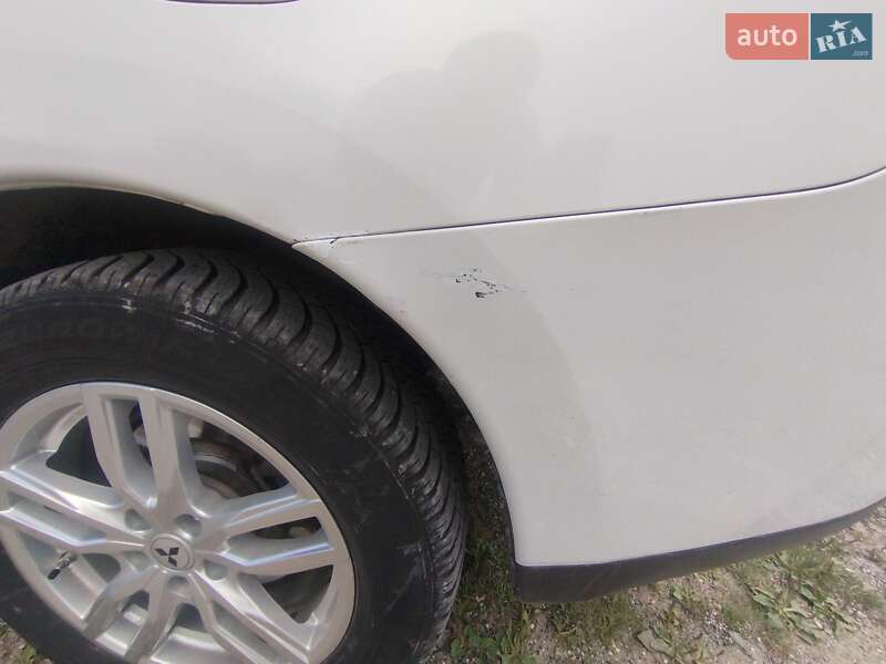 Внедорожник / Кроссовер Mitsubishi Outlander 2012 в Новояворовске