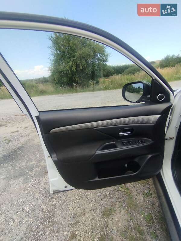 Внедорожник / Кроссовер Mitsubishi Outlander 2012 в Новояворовске