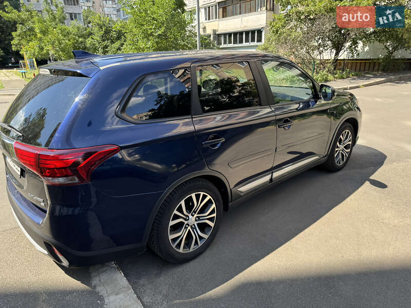 Внедорожник / Кроссовер Mitsubishi Outlander 2017 в Киеве