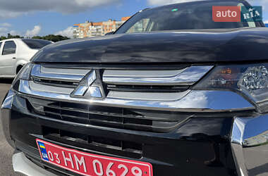 Внедорожник / Кроссовер Mitsubishi Outlander 2016 в 