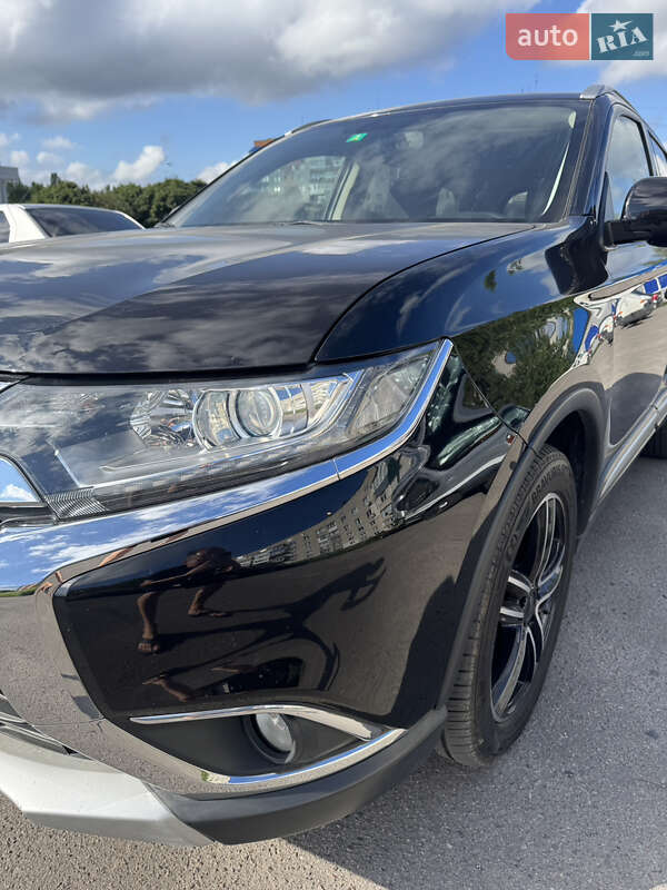 Внедорожник / Кроссовер Mitsubishi Outlander 2016 в Сумах