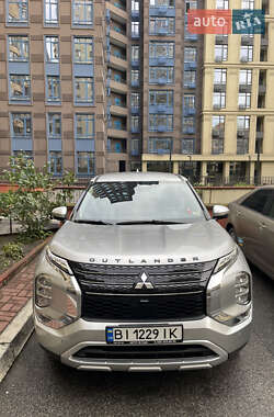 Позашляховик / Кросовер Mitsubishi Outlander 2021 в Києві