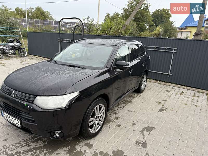 Внедорожник / Кроссовер Mitsubishi Outlander 2013 в Скале-Подольской