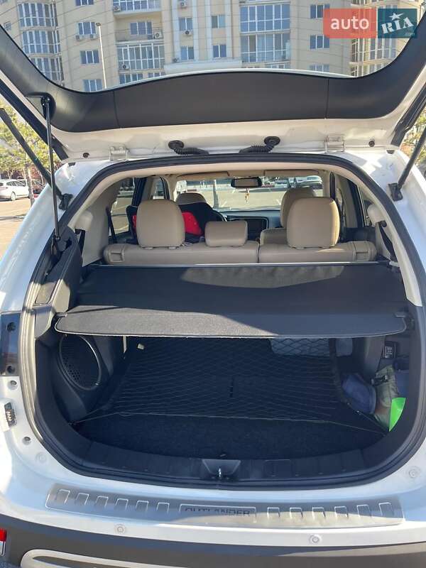 Внедорожник / Кроссовер Mitsubishi Outlander 2017 в Николаеве