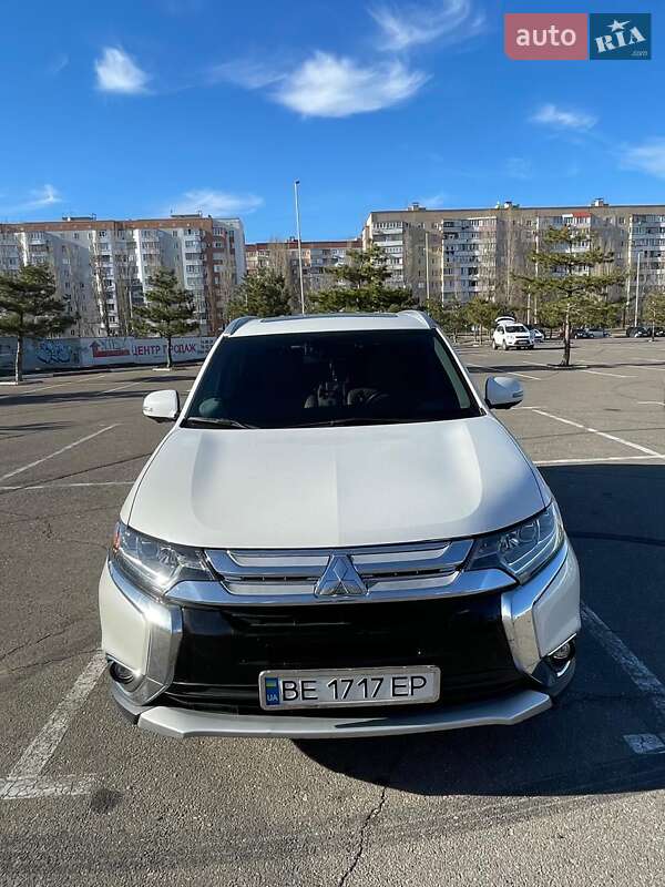 Внедорожник / Кроссовер Mitsubishi Outlander 2017 в Николаеве