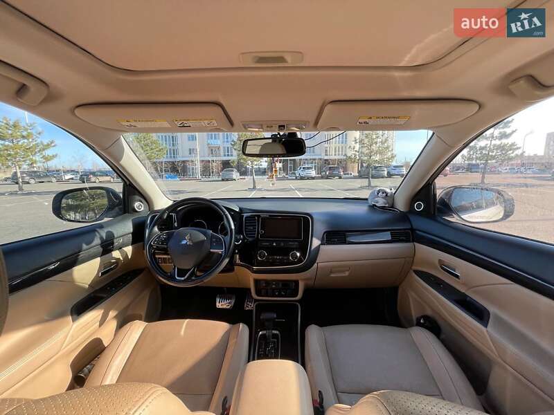 Внедорожник / Кроссовер Mitsubishi Outlander 2017 в Николаеве