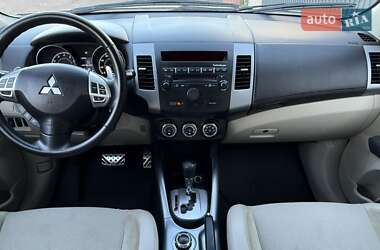 Внедорожник / Кроссовер Mitsubishi Outlander 2011 в 